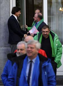 Premier Elio Di Rupo (PS) ontvangt de vakbonden na de betoging van 2 december 2011.