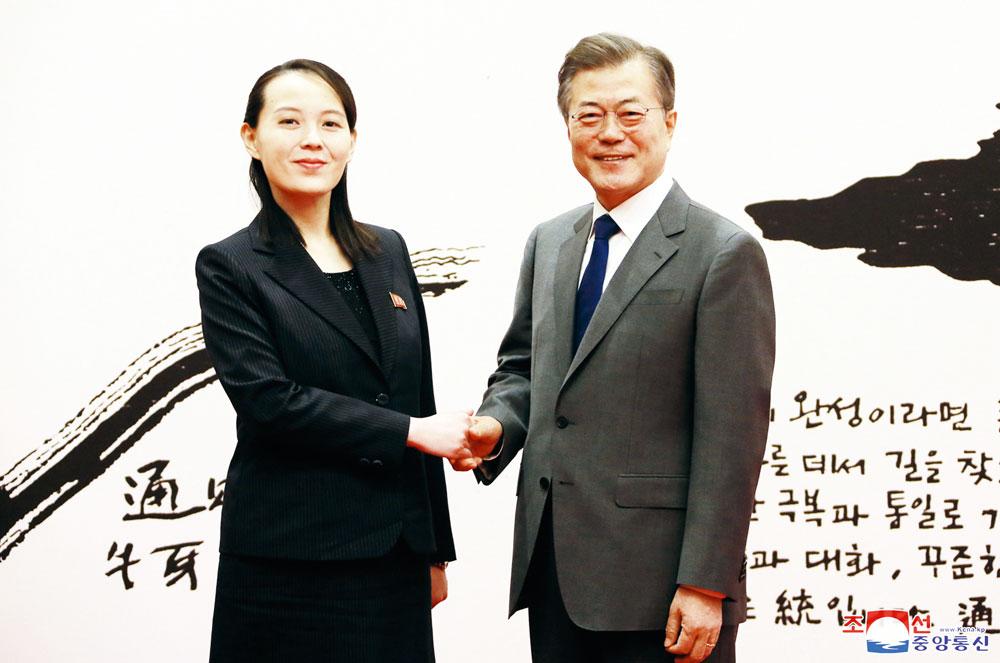 KIM YO-JONG met president Moon Jae-in. De Zuid-Koreaanse media vielen collectief in katzwijm voor de aantrekkelijke zus van Kim Jung-un.