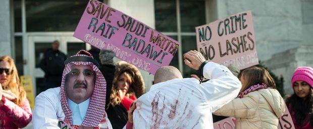 Protest tegen zweepslagen blogger Raef Badawi