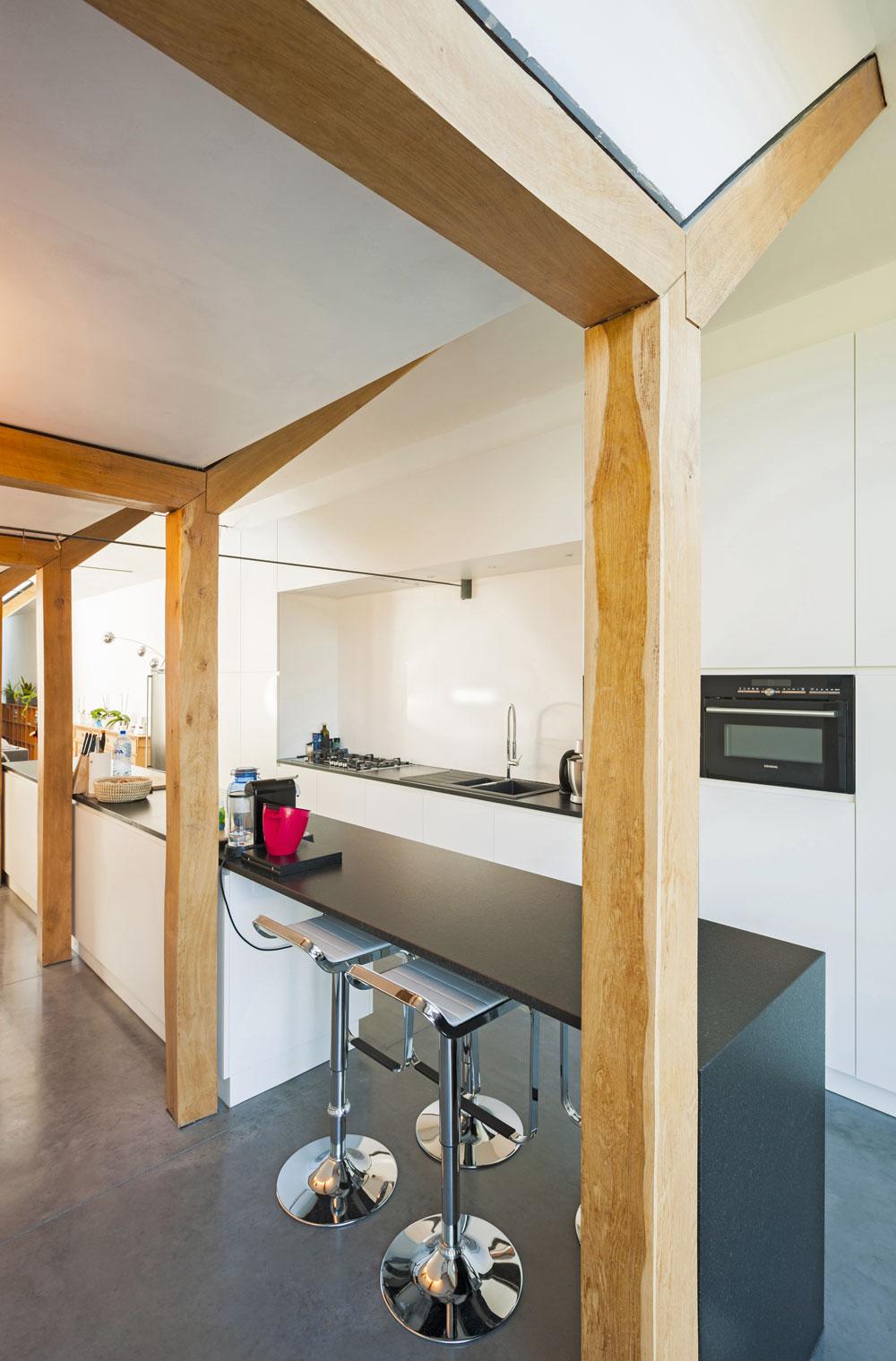 Door de knik naar boven van de spanten blijft de keuken een open ruimte.