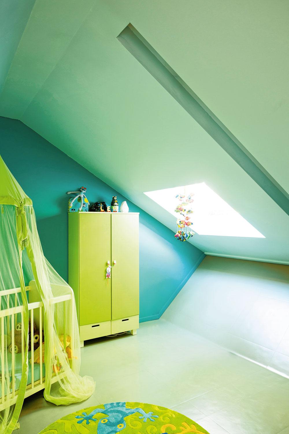 De schuine ramp onder het hellend dak, een gevolg van de knikkende spantbenen, geeft de kinderslaapkamer een apart karakter.