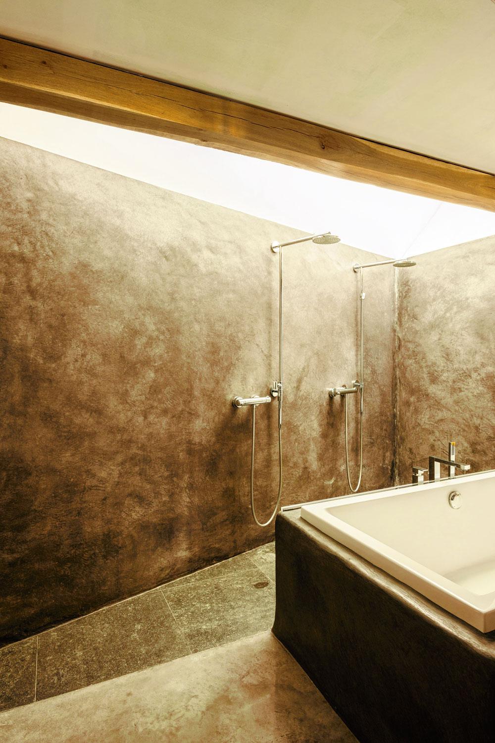 De elegante badkamer is  afgewerkt met tadelakt.  Wandafwerking douche (tadelakt)  150 euro/m2, excl. btw