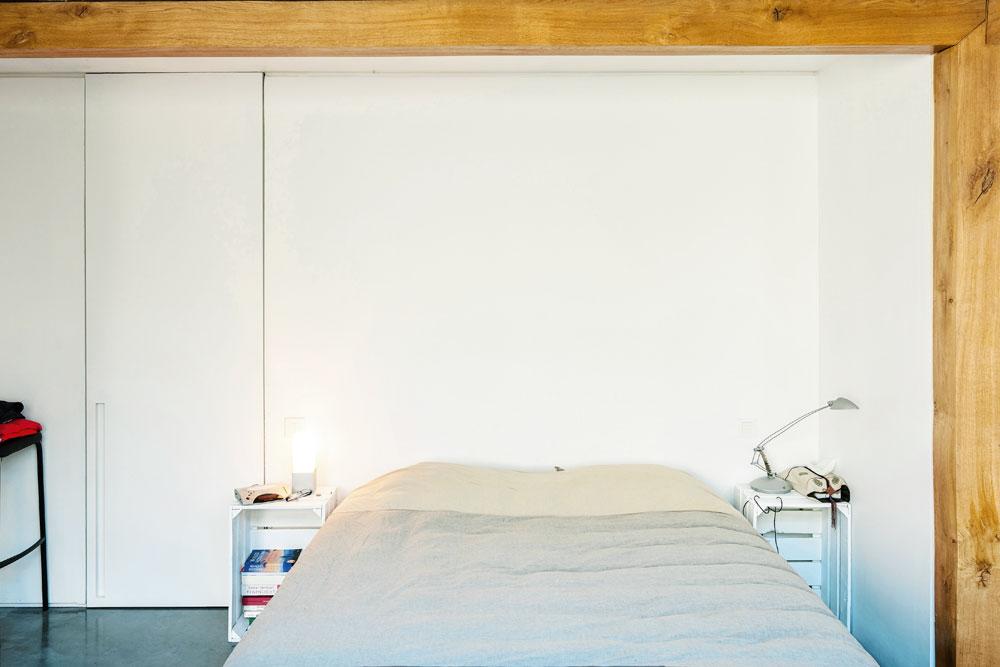 De ouderlijke slaap-kamer bevindt zich vlak naast de patio en vormt daardoor een licht en luchtig geheel.