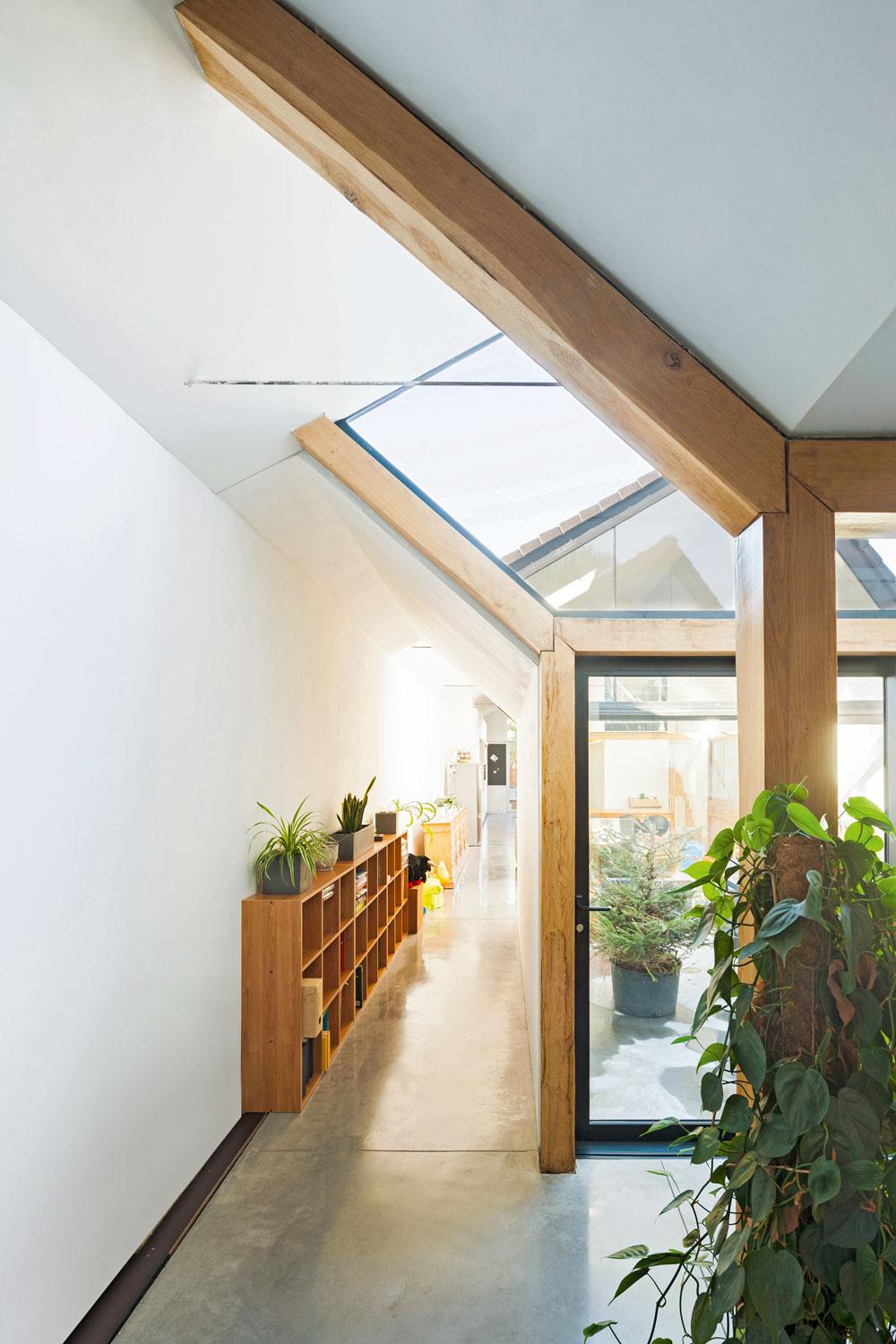 De doorgang van de leefruimte naar de 'nachtzone' kwam uiteindelijk aan de andere zijde van de patio te liggen. Zo genieten de andere ruimtes optimaal van het licht. Gepolierde betonvloer 75 euro/m2, excl. btw
