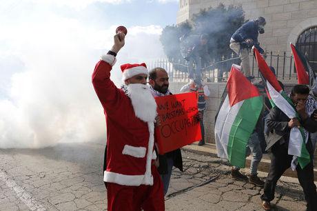 Israëlische troepen gebruiken traangas tijdens een Palestijnse protestactie tegen de nederzettingen en voor vrijheid van verplaatsing tijdens de kerstperiode, in Bethlehem.