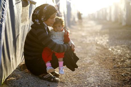 Een Koerdische vluchteling uit Kobane met haar kind in een kamp in het Turkse Suruc. 