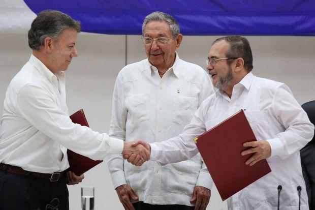 Juan Manuel Santos en Farc-leider Rodrigo Londoño met Raúl Castro.