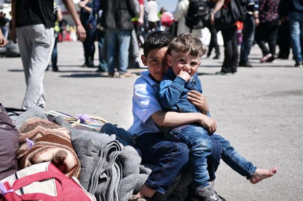 Migranten en vluchtelingen in de haven van Piraeus