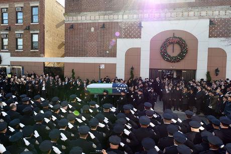 Tienduizenden mensen wonen begrafenis New Yorkse agent bij