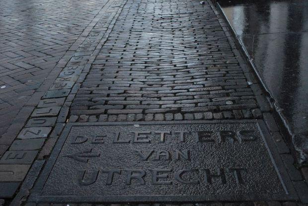 'De letters van Utrecht' van het Utrechts Stadsdichtersgilde op de Oudegracht in Utrecht.