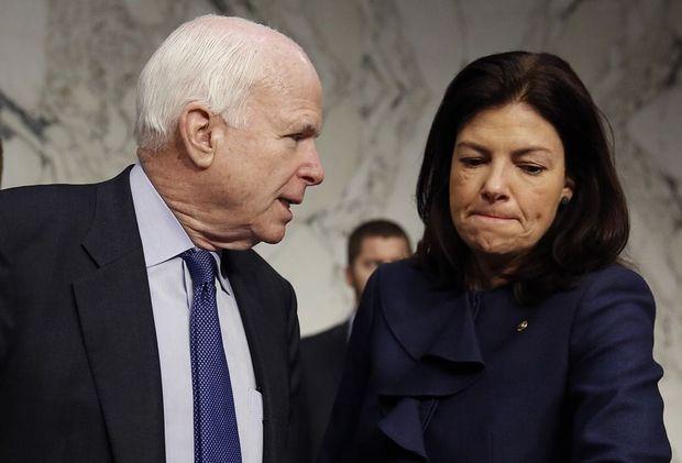 De Republikeinse senatoren John McCain en Kelly Ayotte - allebei gehekeld door Donald Trump