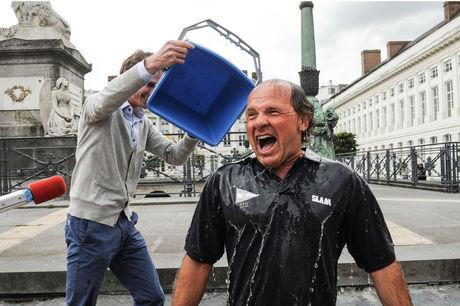 Philippe Muyters (N-VA) ontsnapt niet aan de Ice Bucket Challenge. 