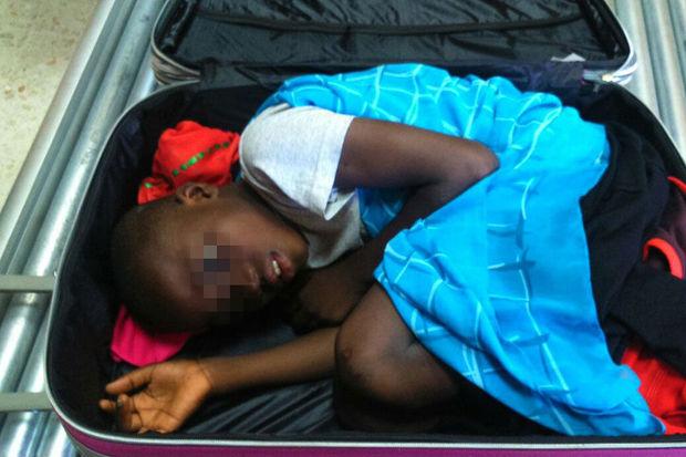 In beeld: Spaanse douane vindt kind van acht in koffer
