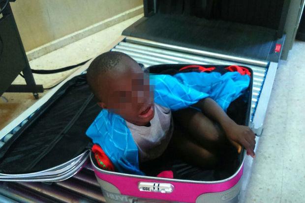 In beeld: Spaanse douane vindt kind van acht in koffer