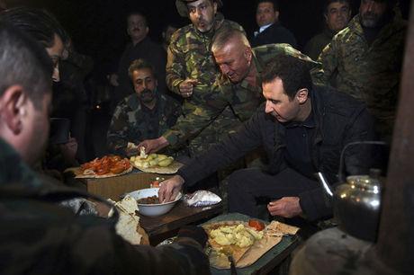 Assad bezoekt frontlinie op oudejaarsavond
