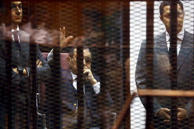 Hosni Mubarak en zijn zoon Alaa in de beklaagdenbank