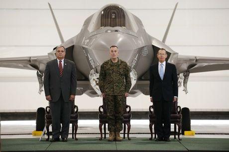 Een volksvertegenwoordiger, een generaal en een CEO staan voor een F-35 toestel