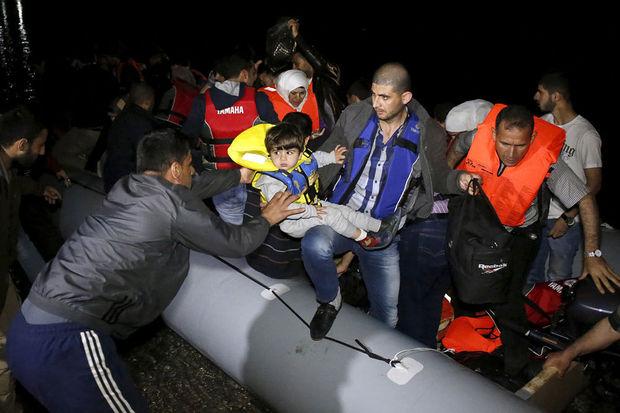 Syrische vluchtelingen komen aan land op het Griekse eiland Kos aan de Turkse grens.
