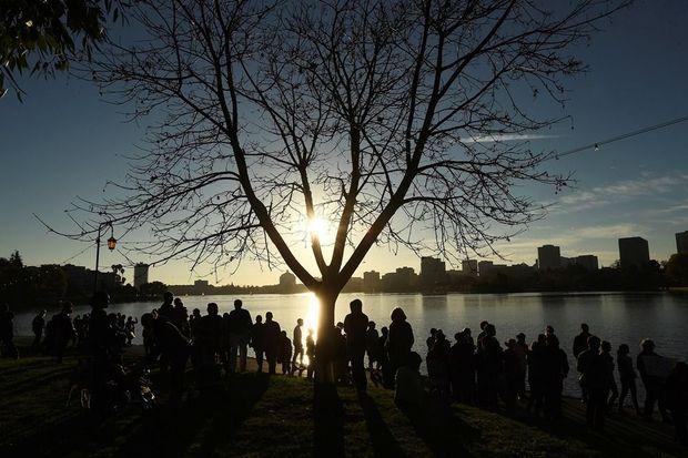 Bewoners in Oakland, Californië, vormen een menselijke kring rond Lake Merritt' om het belang van solidariteit in tijden van Trump te benadrukken