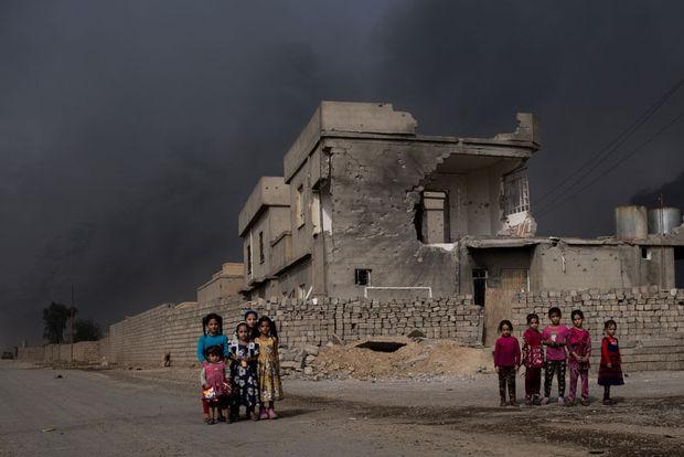 Qayyarah, ten zuiden van Mosul in Irak, werd bevrijd door het Iraakse leger in augustus. De hemel kleurt nog steeds zwart door de olievelden die IS in brand stak.