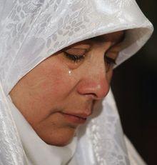 Moeder Maha, tijdens een persconferentie waarop ze de marteling van haar zoon aanklaagde