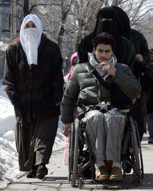 Karim Khadr, die in een rolstoel zit sinds de dood van zijn vader, samen met moeder Maha en zus Zaynab