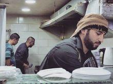 Anas Qatarji (29) helpt een handje in de keuken van zijn nieuwe restaurant in Nuseirat, Gaza. Zijn eerste zaak werd in het Syrische Aleppo met de grond gelijk gemaakt.