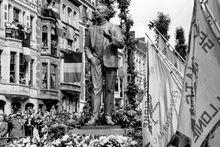 Het standbeeld van Jules Destrée in Charleroi wordt ingehuldigd door koning Boudewijn, 23 juni 1957.