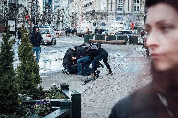 Hooligans verzamelden in Vilvoorde en trokken dan naar het Brusselse beursgebouw om te manifesteren tegen terrorisme. De politie deed verschillende aanhoudingen