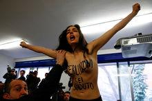 Italië: Berlusconi door topless activiste ontvangen, nieuwe stembrieven op Sicilië