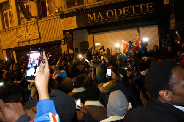 Congolese supporters steunen hun Léopards vanuit de wijk Matonge in Brussel.
