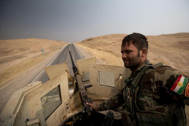 Een peshmergastrijder in Mosul