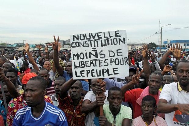 Tegenstanders van de nieuwe grondwet van Ivoorkust tijdens een bijeenkomst.