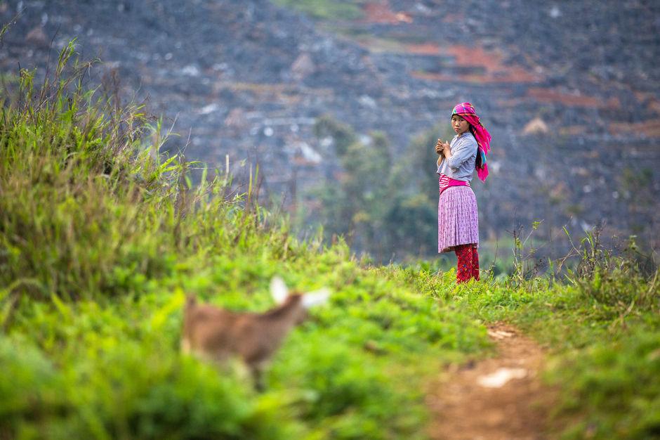 Een jonge vrouw in de bergen van de provincie Hà Giang