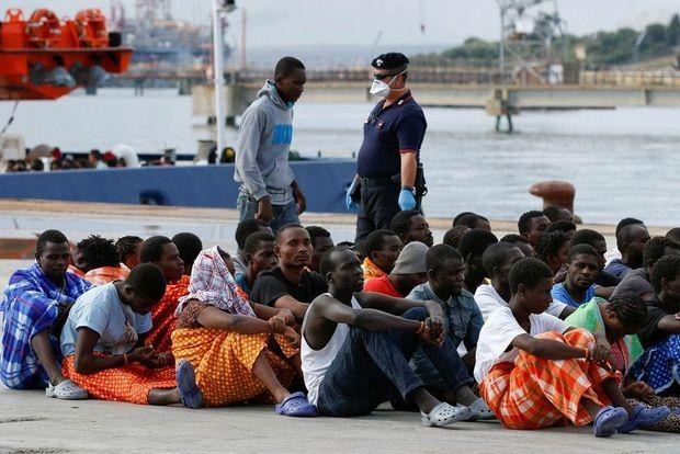 Bootvluchtelingen komen aan in Sicilië