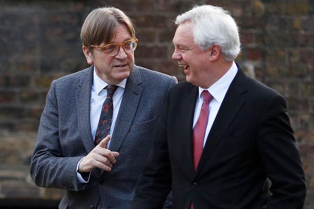 Brexit-onderhandelaars Guy Verhofstadt (EU) en David Davis (VK)