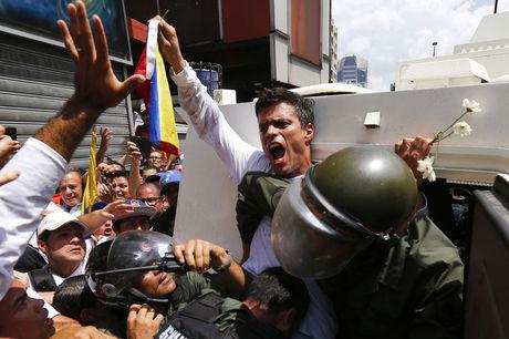 Oppositieleider Leopoldo Lopez gaf zichzelf over aan de Venezolaanse ordediensten.