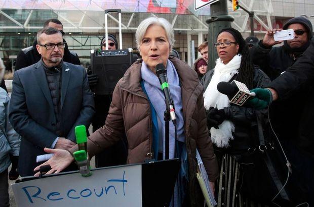 Presidentskandidate voor de Groene Partij Jill Stein tijdens een betoging net na de verkiezingen in Detroit, waar men tevergeefs om een hertelling gevraagd had.