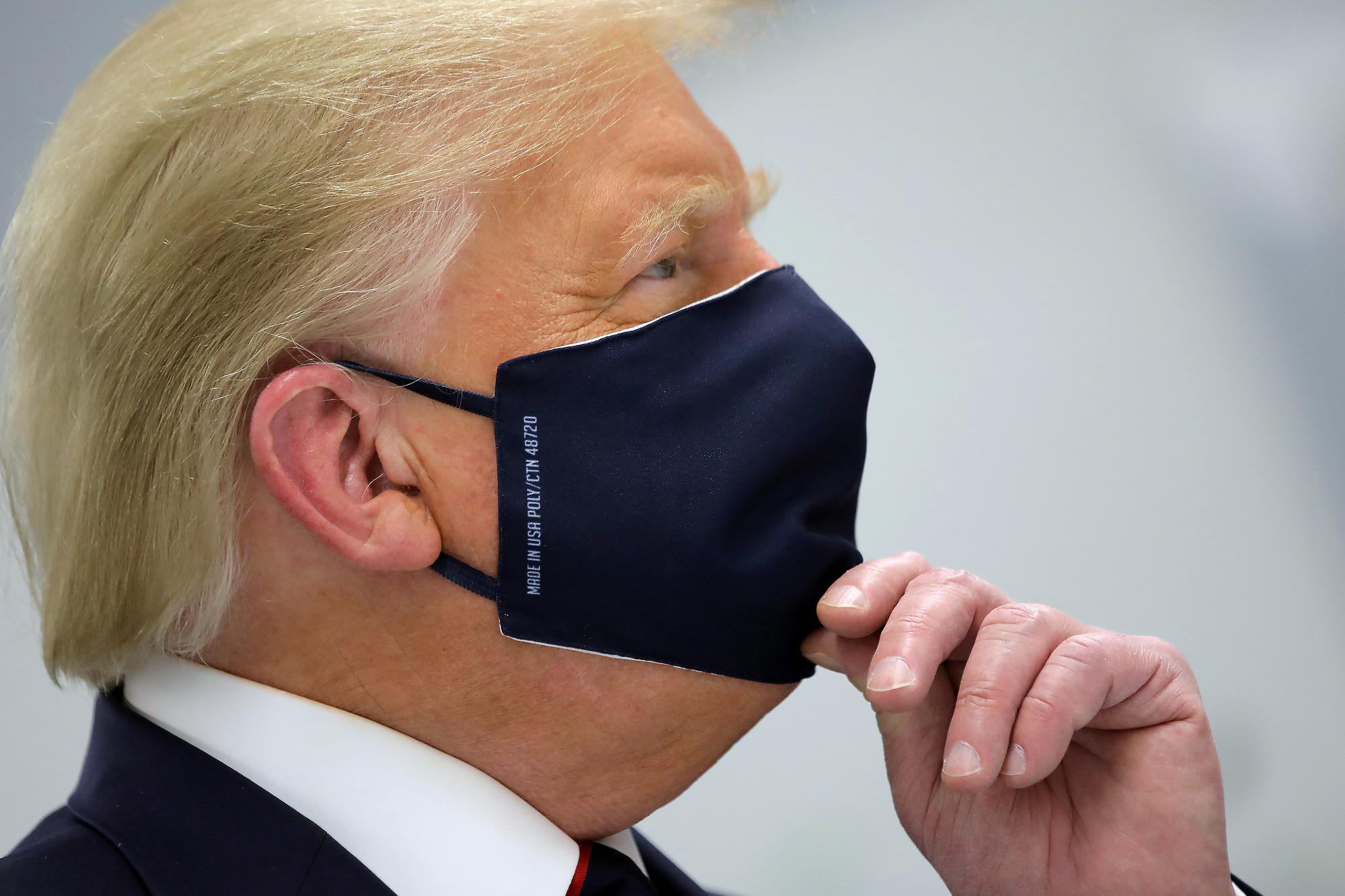 Donald Trump, op 27 juli gefotografeerd mét masker
