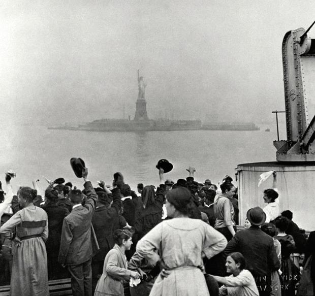 Voor migranten die een nieuw leven in de Verenigde Staten willen opbouwen, betekent het zien van het Vrijheidsbeeld en Ellis Island een heel emotioneel moment.