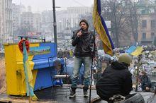 Ruslana zingt tijdens de protesten op het Onafhankelijkheidsplein in Kiev (Oekraïne).