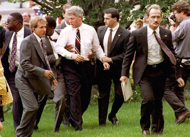 Colombus, Ohio, 2 juli 1992: een escorte van de Secret Service brengt de Democratische kandidaat Bill Clinton weg nadat een anti-abortusaanhanger te opdringerig in de richting van de gouverneur van Arkansas had bewogen.