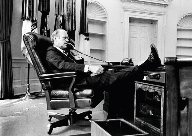 Gerald Ford in het Oval Office, kort na het plotse vertrek van president Richard Nixon die was afgetreden wegens het Watergateschandaal. De boekenkasten zijn nog niet gevuld geraakt.