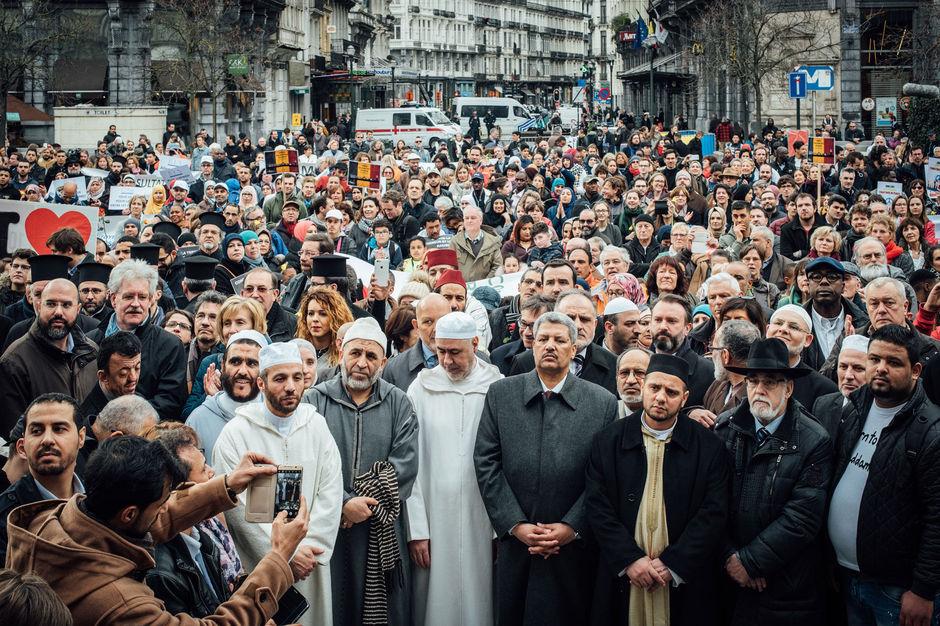 2017: Prominenten van de moslim- en joodse gemeenschap stappen mee naar het Beursplein.