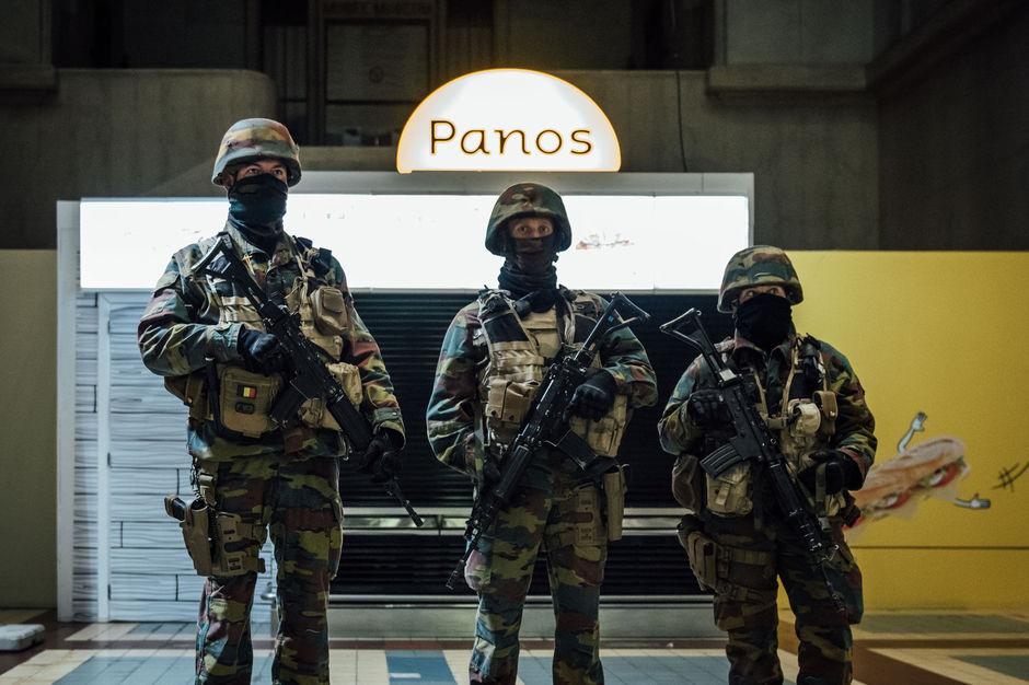 2016: Drie soldaten voor een gesloten broodjeszaak in een lege hal. 