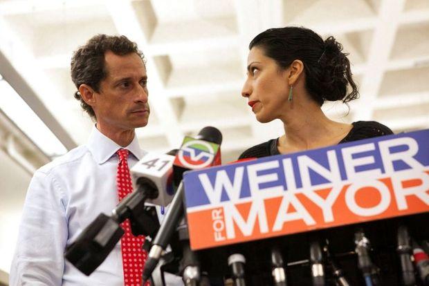 Op de computer van politicus Anthony Weiner (links), de echtgenoot van rechterhand van Hillary Clinton Huma Abedin (rechts) werden gevoelige e-mails van Clinton ontdekt. Om die reden moest de FBI elf dagen voor de verkiezingen een nieuw onderzoek aankondigen. 