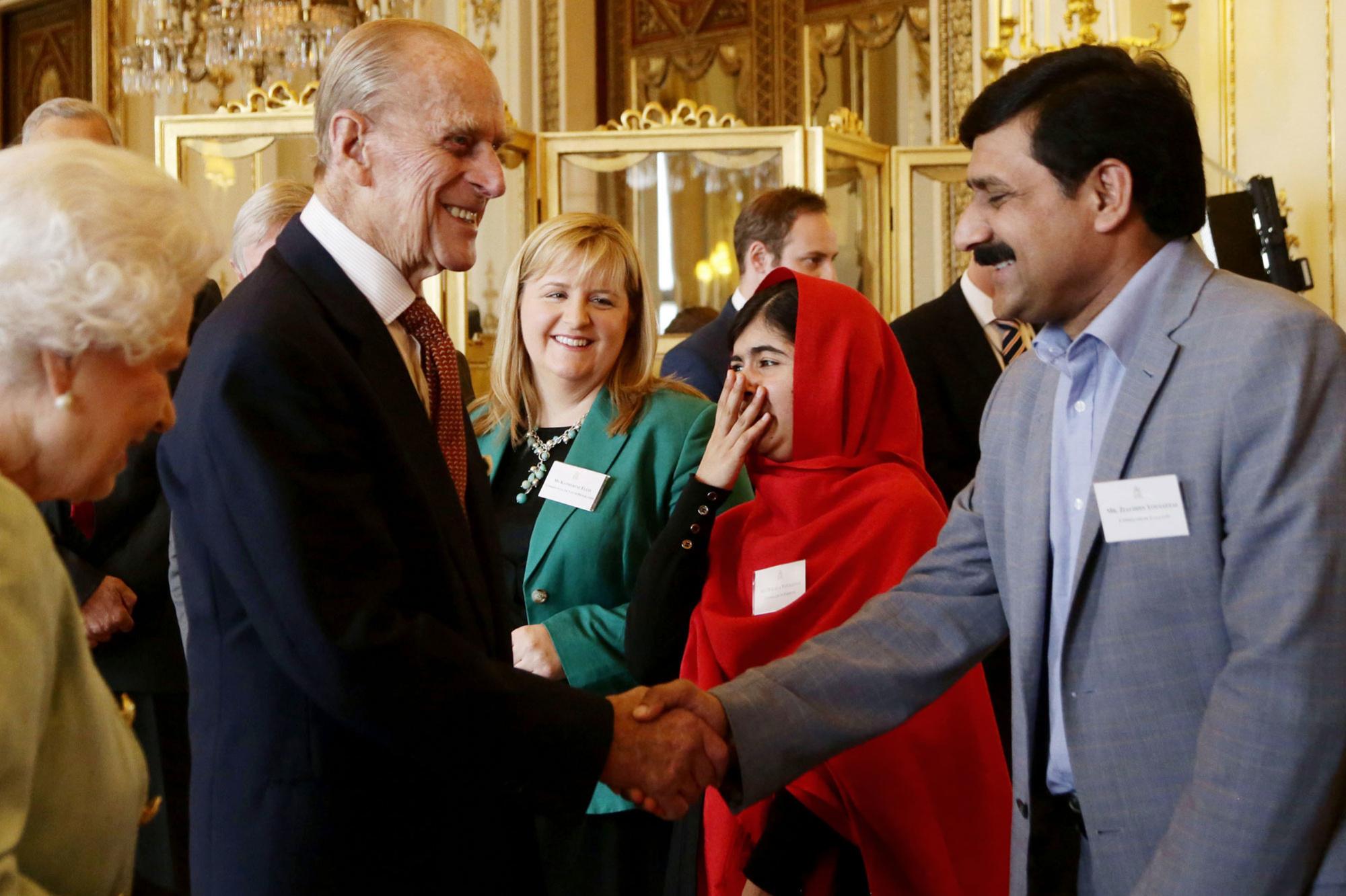 Prins Philip met Malala Yousafzai in 2013.