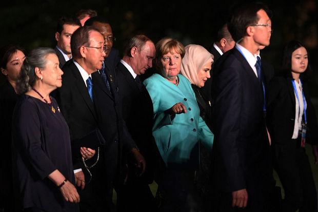 Ban Ki Moon, Vladimir Poetin en Angela Merkel tussen andere wereldleiders en hun partners op de G20.