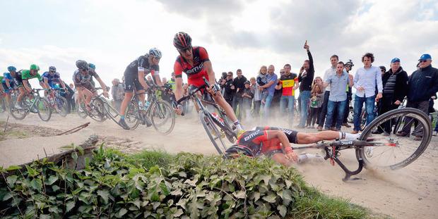 13 april 2014. Greg Van Avermaet van BMC Racing Team gaat onderuit tijdens Parijs-Roubaix. Gelukkig zonder veel erg. Hij eindigt als 17de, maar zegt de zondag daarop wel af voor De Brabantse Pijl. 
