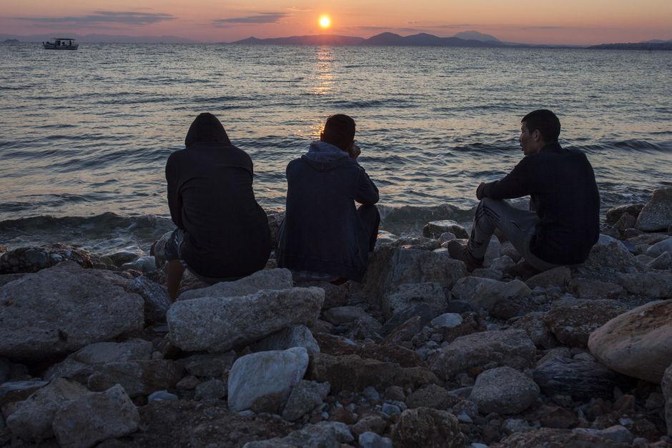 Elliniko ligt vlakbij de zee. Hier is de sfeer minder grimmig dan in het kamp. De vluchtelingen gaan er vaak koken, wandelen of naar de zonsondergang te kijken. | Athene, Griekenland 